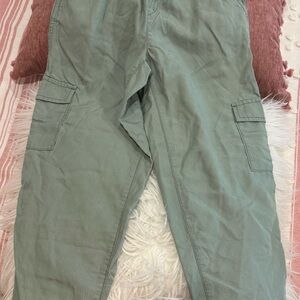 GAP Green Cargo Pants with Relaxed Fit and Sturdy Fabric